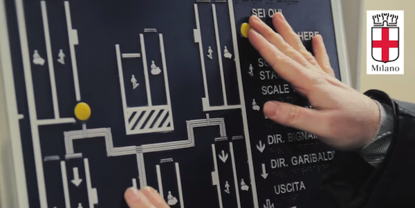 Een foto van handen op een braille schoolbord