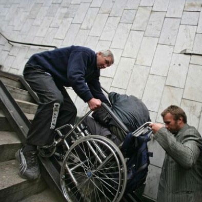 Een foto van een ontoegankelijke trap waarop geleide rails zijn aangebracht.