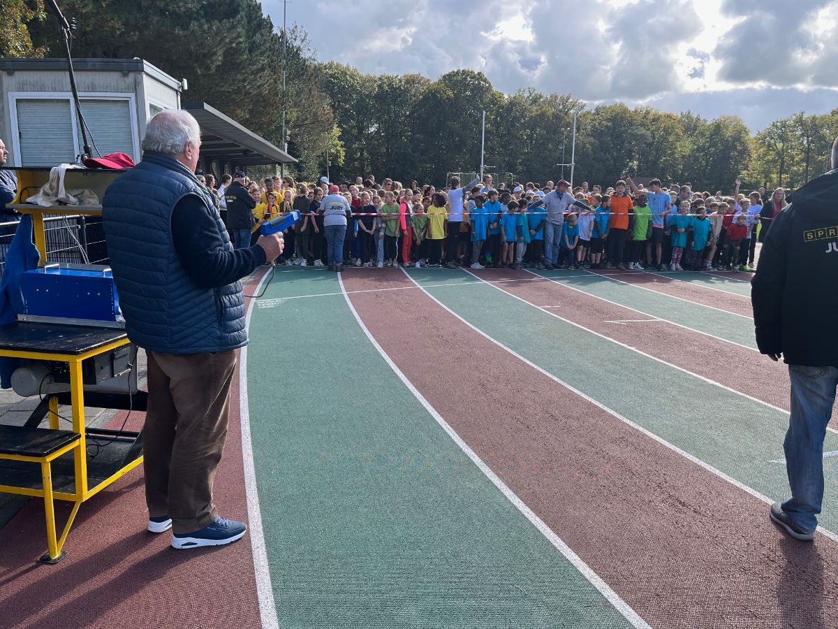Foto van de start op de hardloopbaan van Sprint