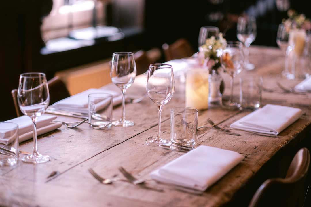 Foto van een gedekte tafel bij restaurant de peer