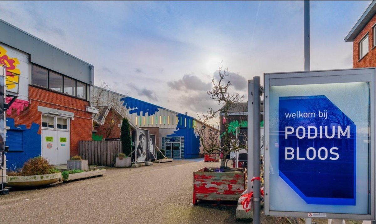 Foto van de entree van podium bloos